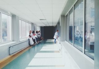 » Guía técnica de eficiencia energética en iluminación. Hospitales y centros de atención primaria.