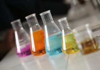 Com substituir substàncies químiques perilloses de manera segura i senzilla?