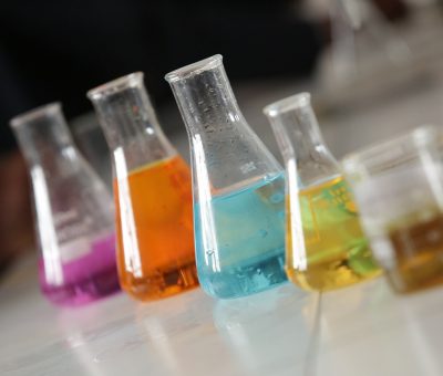 Com substituir substàncies químiques perilloses de manera segura i senzilla?