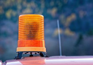 » Cambios en el sistema de señalización de vehículo averiado o detenido en la carretera.